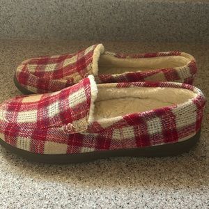 Brand new Vionic slippers. Color: Fuji Red Apple.  Size:9